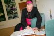 Biskup Rbek medzi vojenskmi policajtmi2